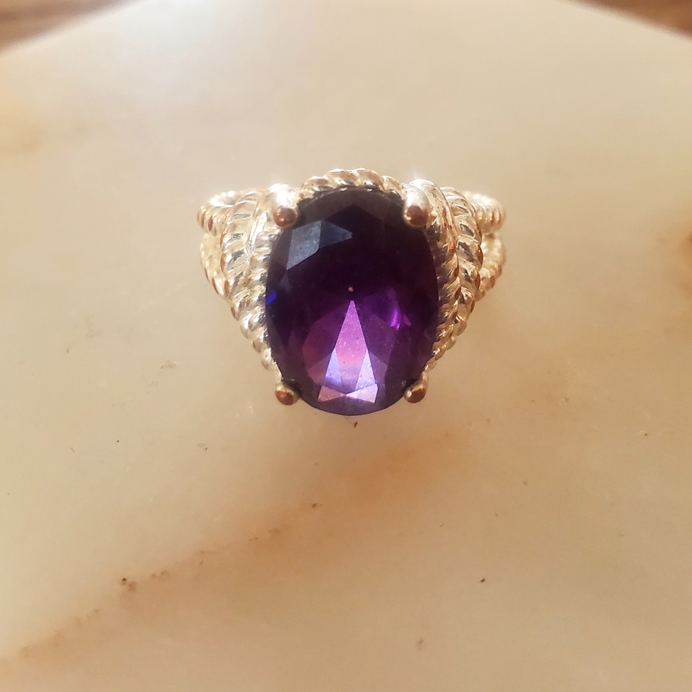 Purple ring with rope design band.